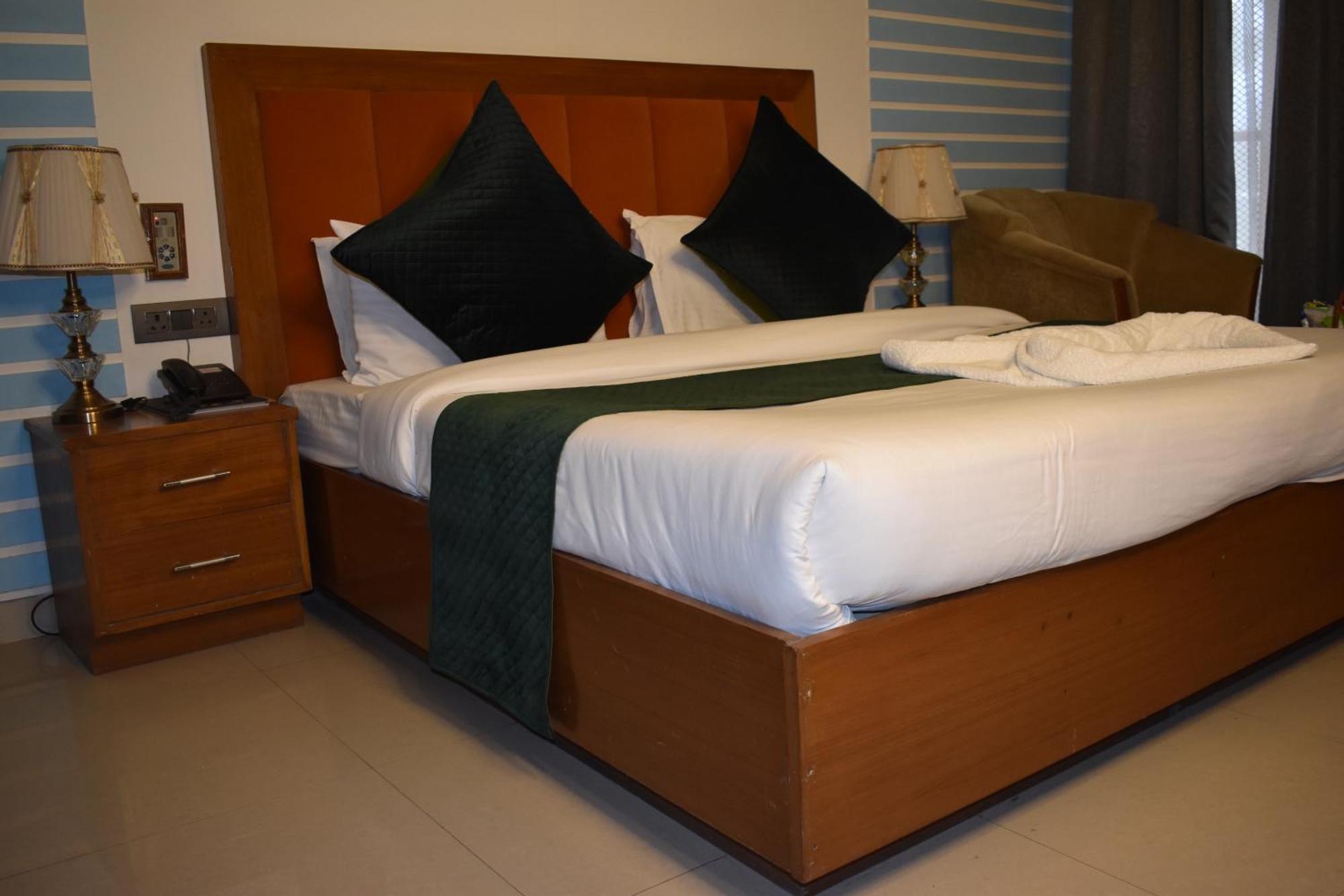 Hotel Padmini Palace Rāni Pokhri Extérieur photo