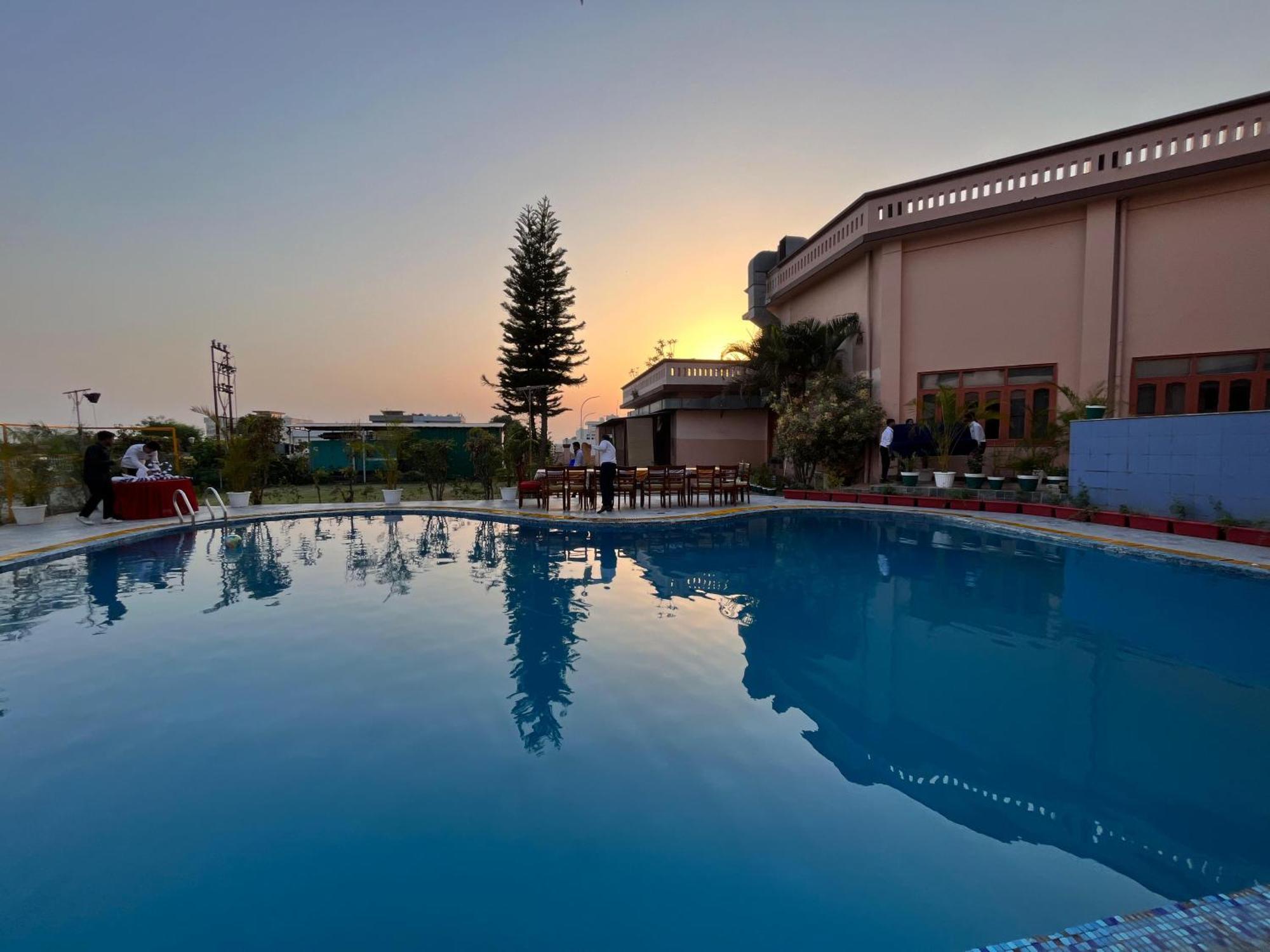 Hotel Padmini Palace Rāni Pokhri Extérieur photo